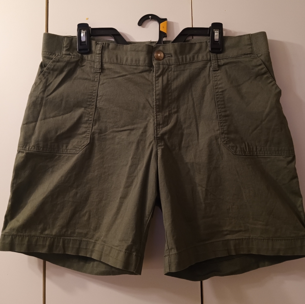 Lee Cargo Shorts in Olive Green!